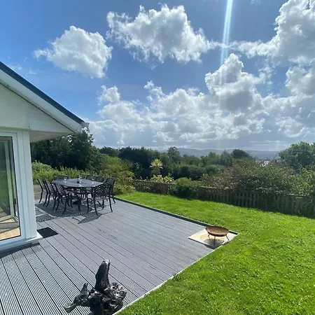 4 Bedroom Luxury Overlooking Bay *