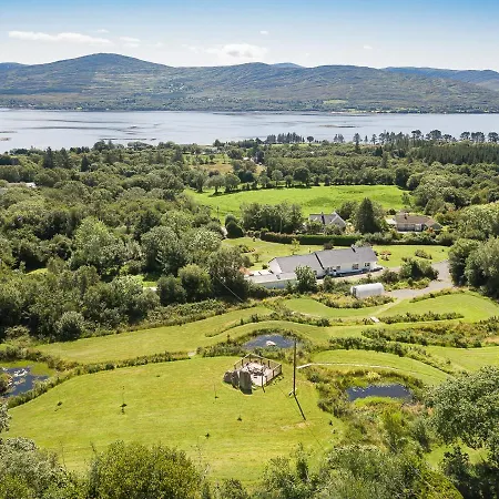 Dom wakacyjny 4 Bedroom Luxury Overlooking Bay