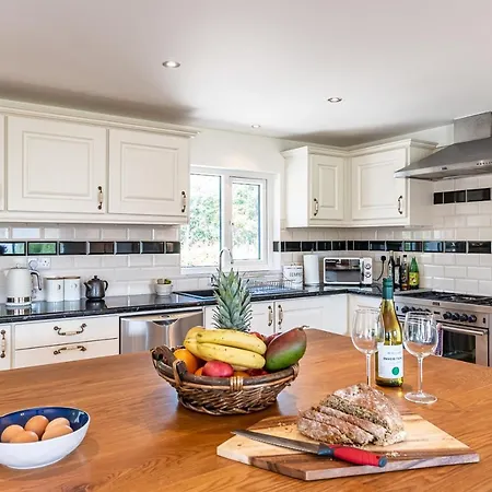 4 Bedroom Luxury Overlooking Bay *