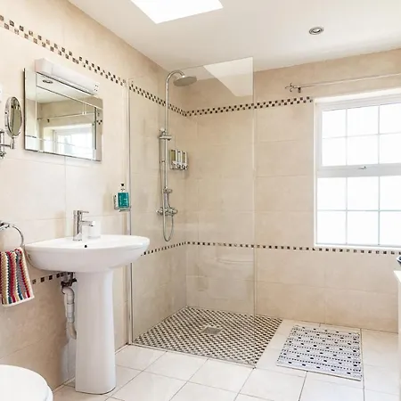 4 Bedroom Luxury Overlooking Bay *