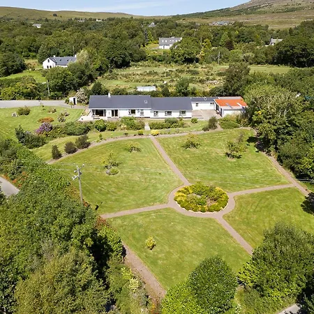 4 Bedroom Luxury Overlooking Bay *