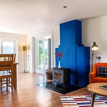 4 Bedroom Luxury Overlooking Bay *