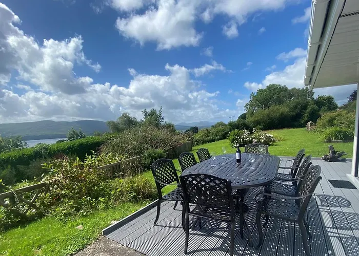 4 Bedroom Luxury Overlooking Bay *