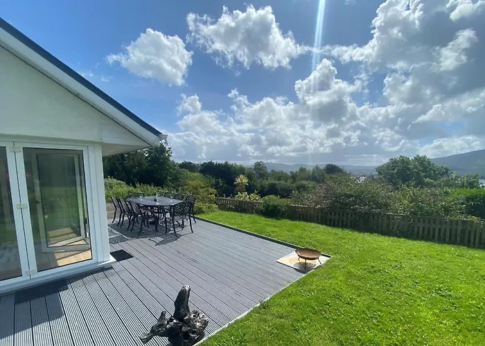 4 Bedroom Luxury Overlooking Bay *