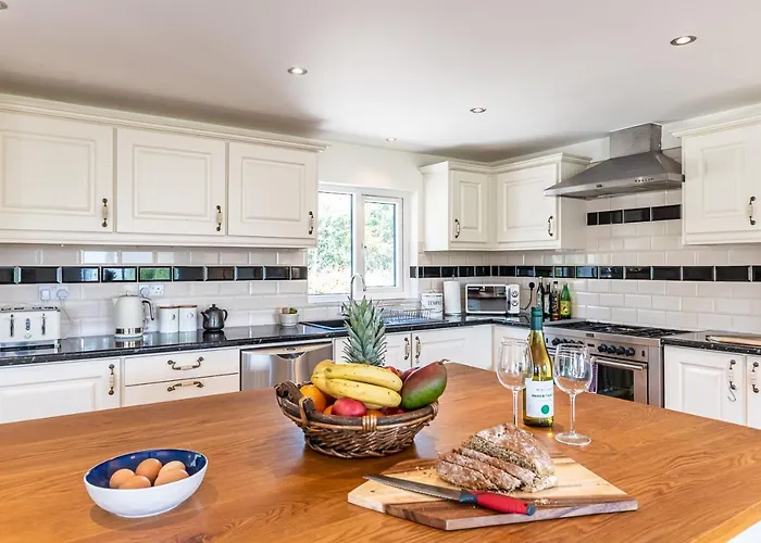 4 Bedroom Luxury Overlooking Bay *