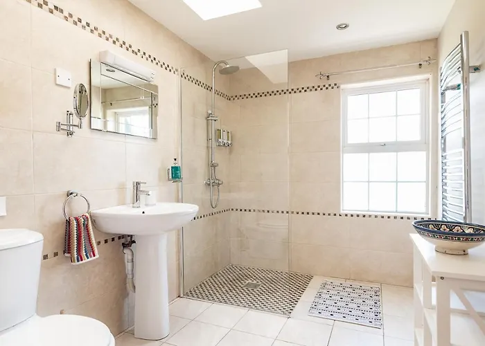 4 Bedroom Luxury Overlooking Bay *