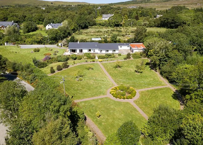 4 Bedroom Luxury Overlooking Bay *