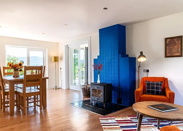 4 Bedroom Luxury Overlooking Bay *